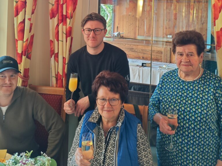 zwei Frauen und zwei Herren posieren anlässlich des Geburtstags einer der Damen