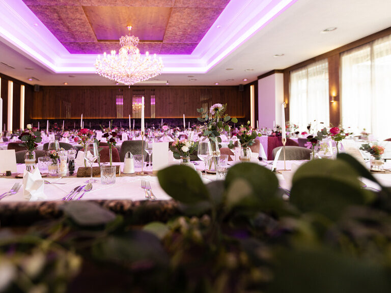 Hochzeit im Gartensaal mit festlich gedeckten Tischen