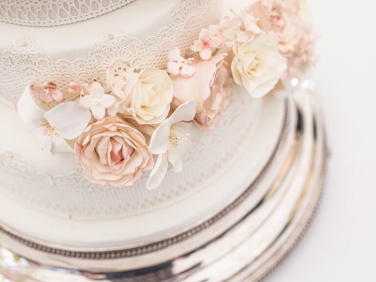 weiße Hochzeitstorte mit zartrosa Blumen