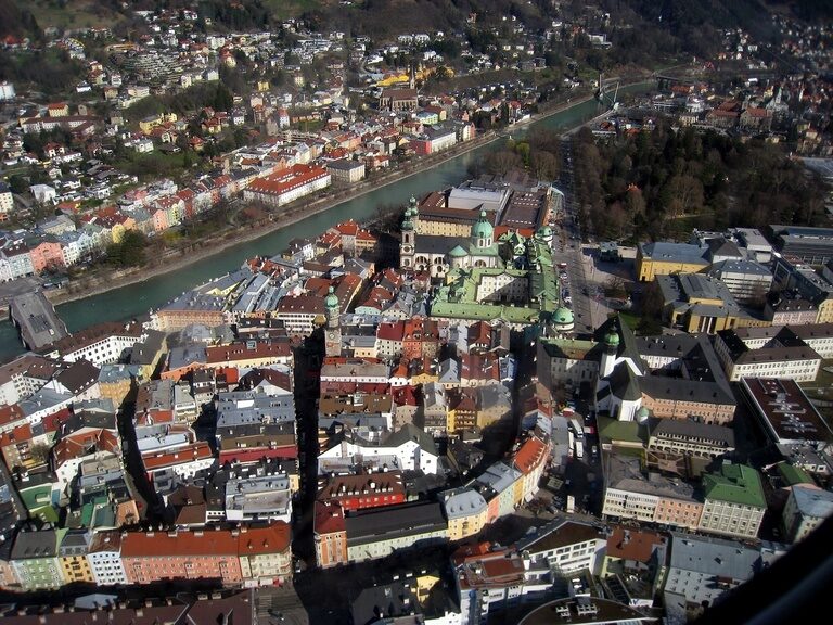 Die Stadt Innsbruck (Altstadtteil) aus der Vogelperspektive
