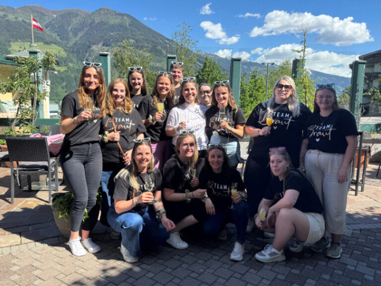 eine Gruppe Mädchen posiert feiernd vor dem Kohlerhof anlässlich eines Junggesellinnenabschiedes