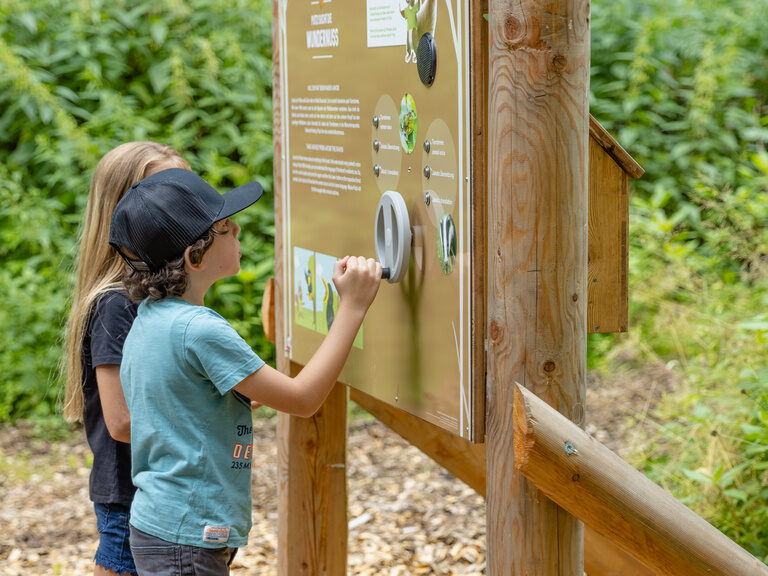 zwei Kinder beim Spielen