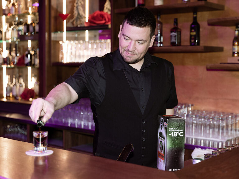 Barkeeper in der Kohler-Bar bereitet einen Drink zu