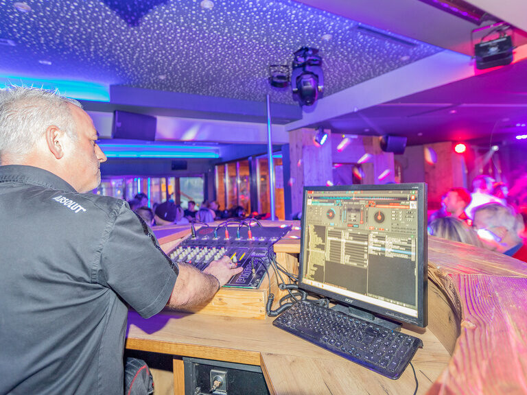 DJ beim Auflegen um Pizz Pub