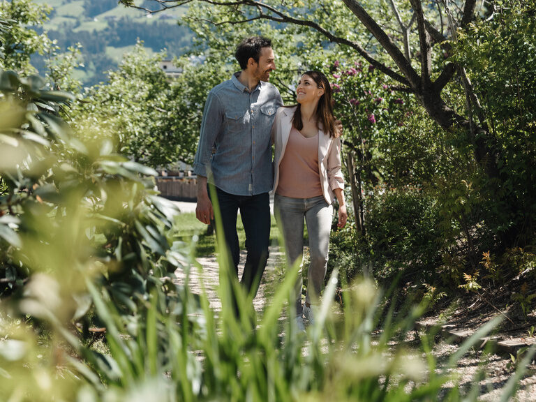 Paar spaziert im Sommer durch den Romantikgarten