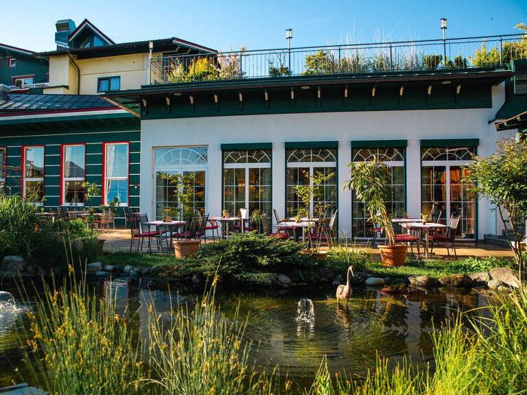 Romantikgarten mit Teich und Blick auf den Gastgarten