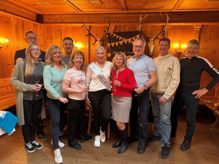 Gruppe stößt feierlich auf den runden Geburtstag eines Gasts an