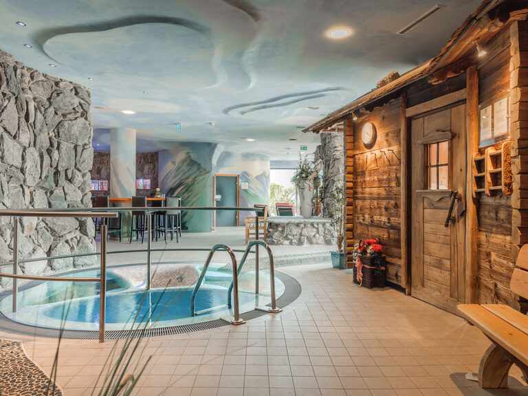 Saunabereich mit Kneippbecken und Teil der Bar