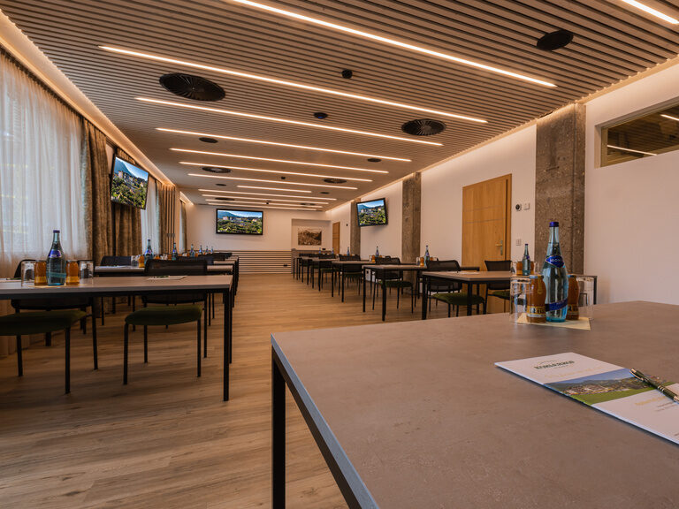 Seminarraum Spieljoch - Tische und Stühle stehen in Reihen, Getränke stehen auf den Tischen