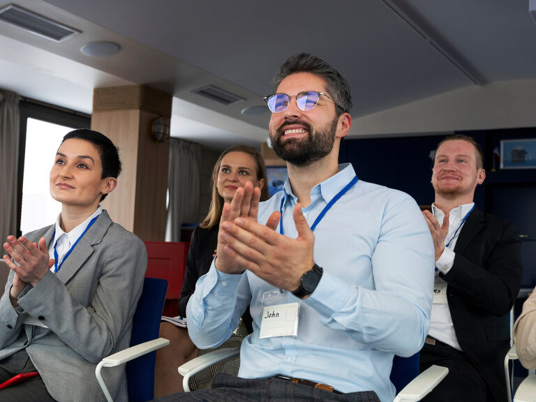 Seminarteilnehmer, die applaudieren