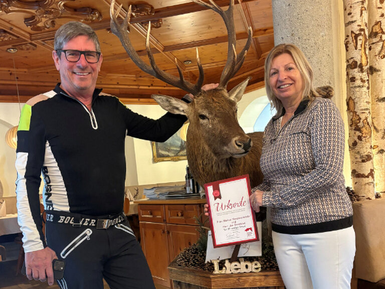 Paar posiert mit Urkunde anlässlich Stammgästeehrung