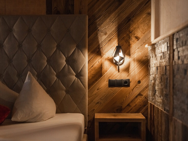 Detailfoto vom Bett der Suite Almrausch