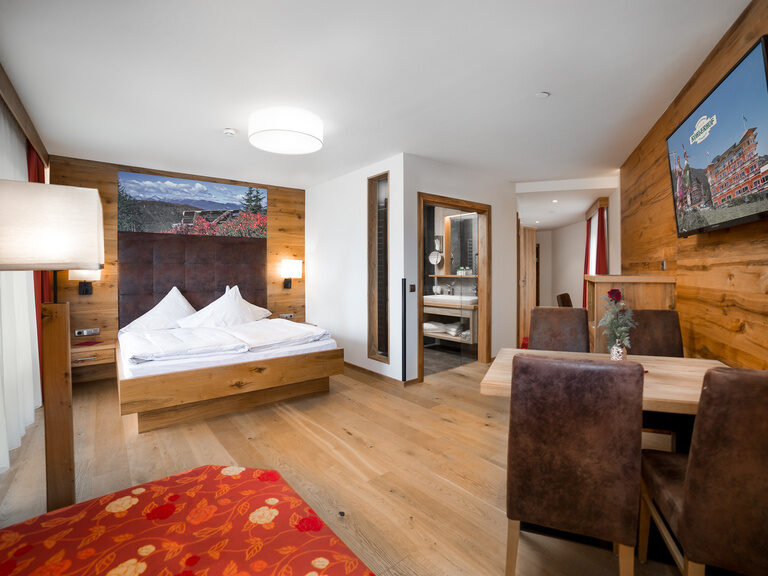 geräumige Suite mit Tisch und 4 Sesseln