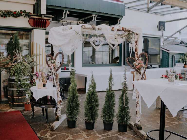 Terrasse mit festlicher Deko anlässlich einer Hochzeit