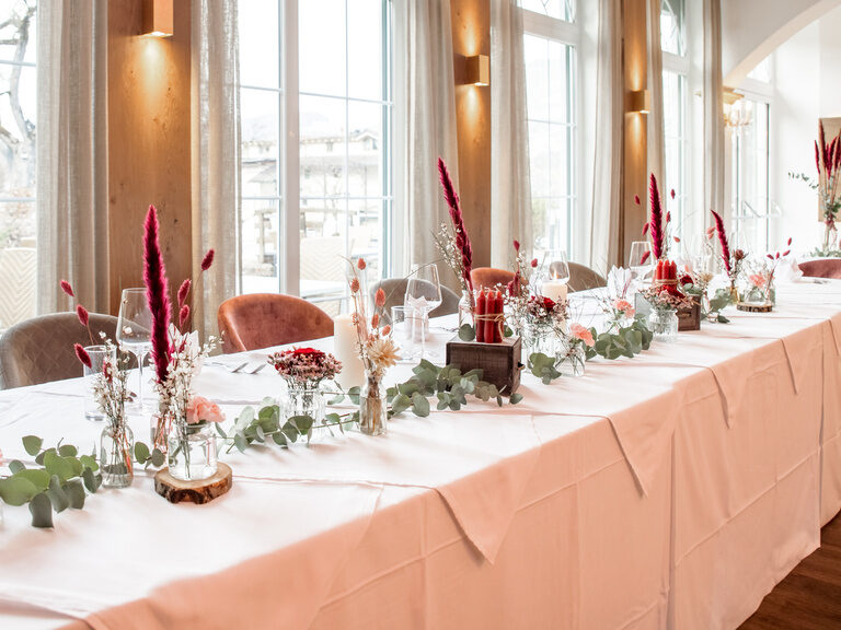 Festlich dekorierte Tafel