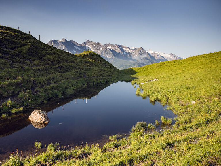 Zillertaler Berglandschaft, mit Gewässer und Bergspitzen.