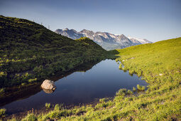 Zillertaler Berglandschaft, mit Gewässer und Bergspitzen.